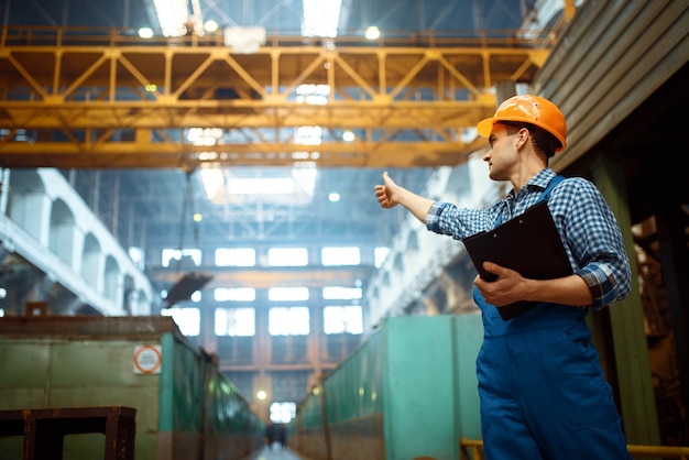 El maestro muestra el pulgar hacia arriba al operador de la grúa en la fábrica de metal. Industria metalmecánica, fabricación industrial de producción de acero