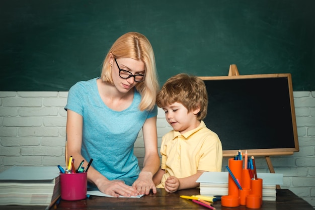 Maestro y niño Gran logro de estudio Proceso educativo Concepto de escuela y niño Regreso a la escuela y tiempo feliz Maestro y niño