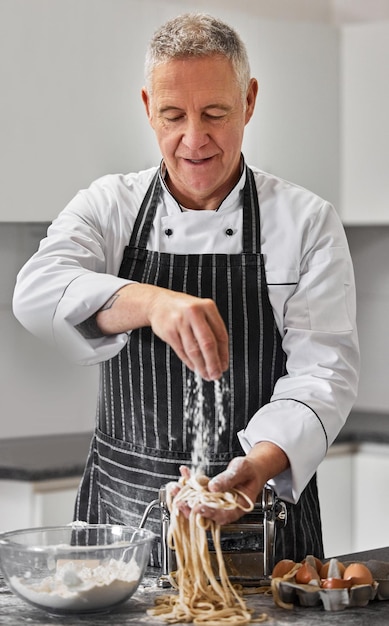 El maestro de la pasta artesanal Captura de un hombre maduro preparando pasta recién hecha