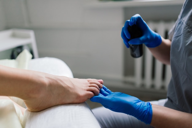 Maestro durante una pedicura. El proceso de pedicura profesional. El concepto de belleza y salud.