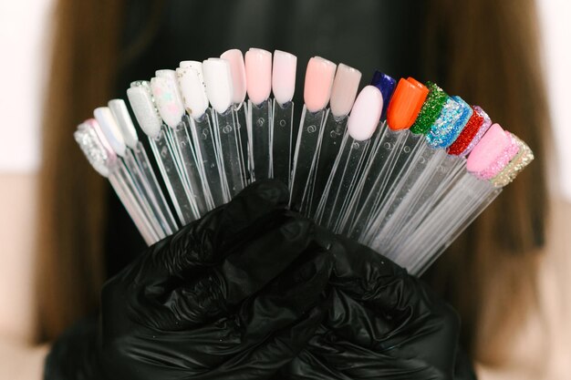 Maestro realizando una manicura profesional en un salón de belleza curso de formación de manicura en línea Blogs de belleza de uñas Diseño de uñas de enfoque selectivo