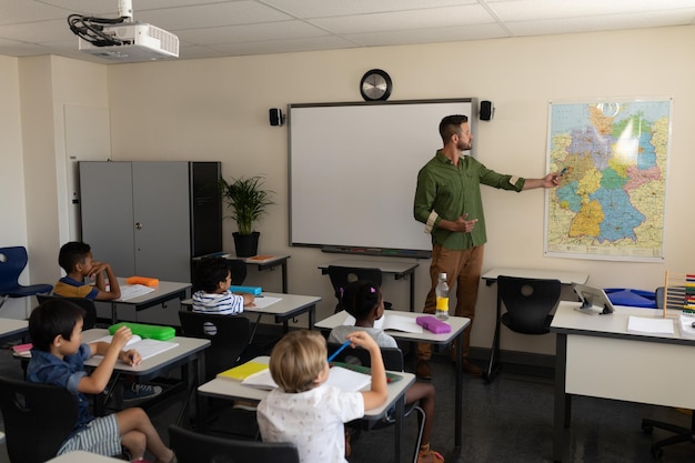 El maestro señalando un mapa en el aula