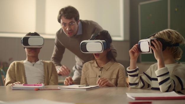 Foto maestros y estudiantes con gafas de realidad virtual aprenden el ciberespacio en el aula