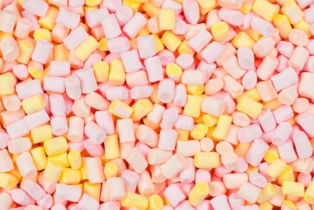 Mäusespeck. Hintergrund von rosa und gelben bunten Mini-Marshmallows.