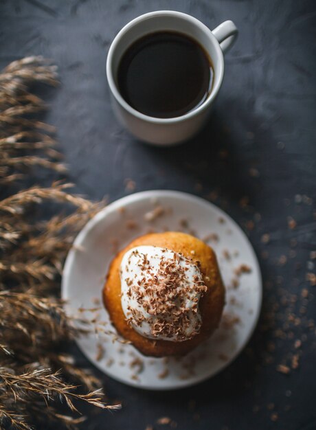 Magdalena casera con café y chispas de chocolate