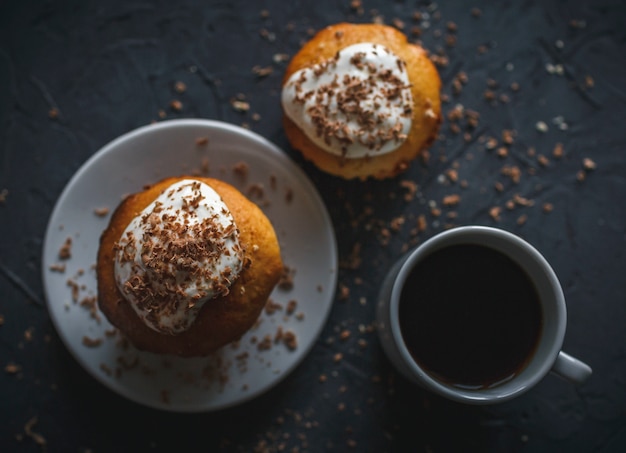 Magdalena casera con café y chispas de chocolate