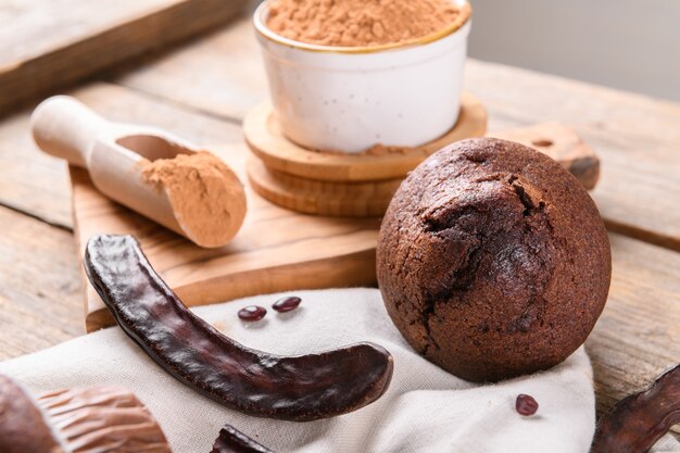 Magdalena de chocolate con algarroba con vainas de algarroba y polvo de algarroba