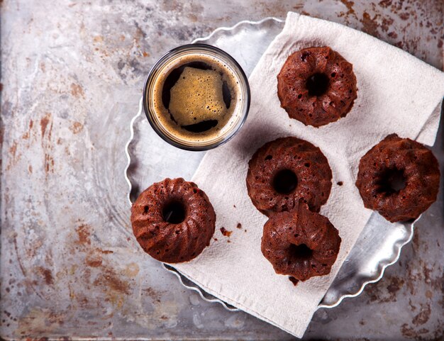 Magdalena De Chocolate.Pie Hornear Con Cerezas Y Café