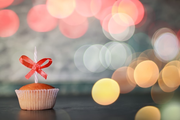 Magdalena de cumpleaños con un bokeh de vela