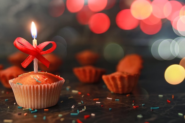 Magdalena de cumpleaños con un bokeh de vela