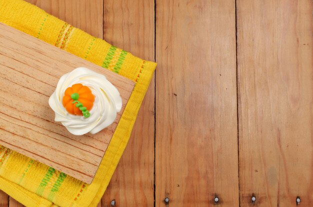 Magdalena decorada con glaseado de queso crema y fondant para la celebración de Halloween