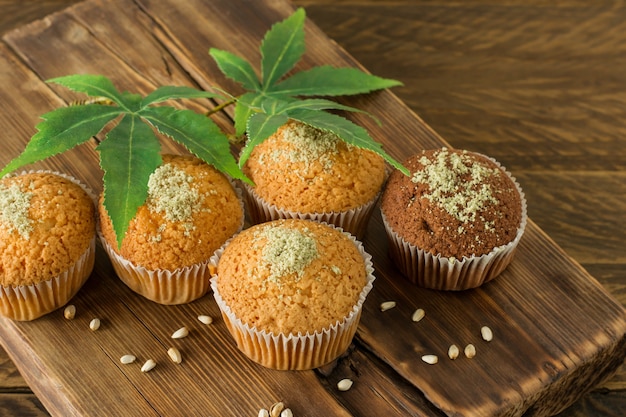 Magdalena con marihuana. Deliciosos muffins de cupcake con cbd de marihuana. Drogas de marihuana medicinal en postre alimenticio, legalización de la marihuana.