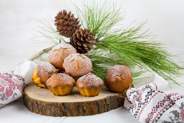 Magdalena navideña casera, magdalenas navideñas y decoración de año nuevo y ramas y conos de pino