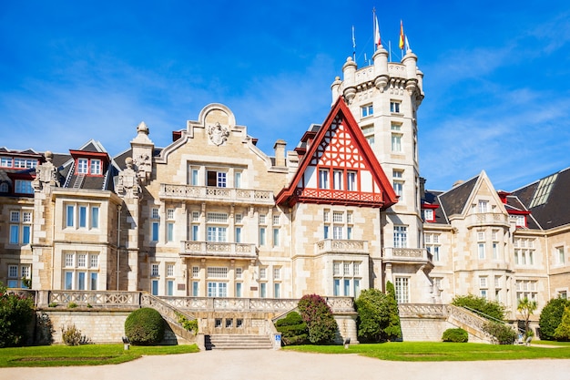 Magdalena Palace ou Palacio de la Magdalena é um palácio localizado na Península Magdalena, na cidade de Santander, Espanha.