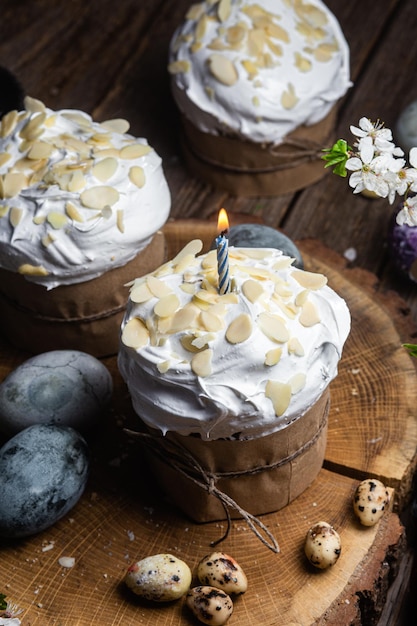 Magdalena de Pascua con merengue y pétalos de almendras sobre un fondo de madera