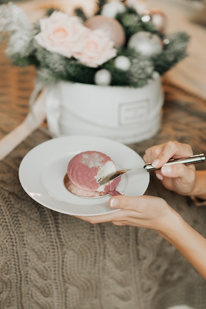 Foto magdalena pequeña en un plato blanco. la magdalena se come con cuchara. comida