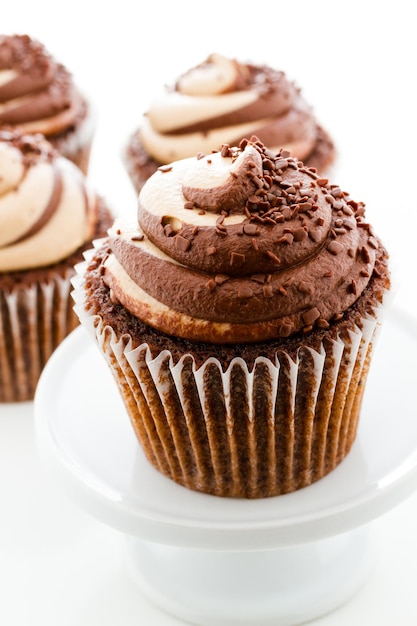 Magdalena de remolino de caramelo de chocolate gourmet con chispas de chocolate.