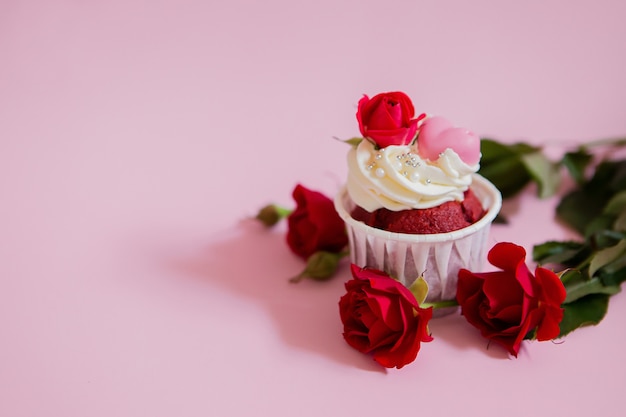 Magdalena y rosas rojas en un espacio rosado