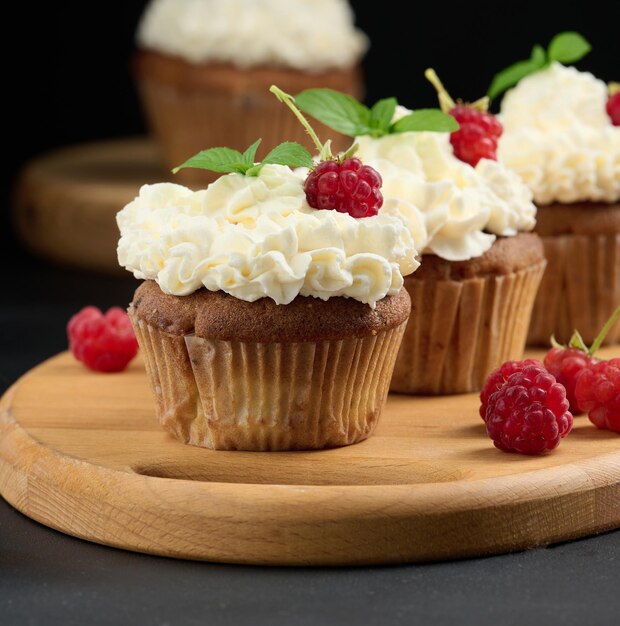 Magdalenas al horno con crema blanca sobre la mesa delicioso postre