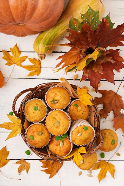 Magdalenas apetitosas y rojizas con calabaza y nuez.