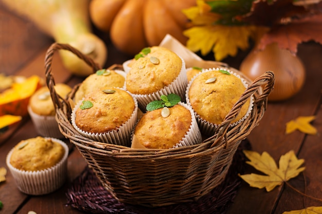 Magdalenas apetitosas y rubicundas con calabaza y nuez.