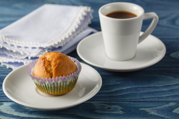 Magdalenas de arándanos con taza de café