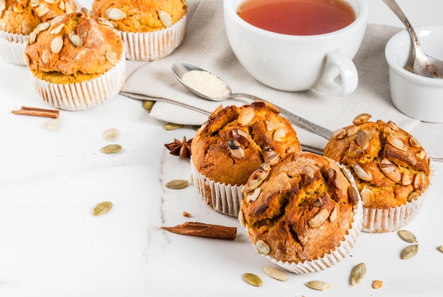 magdalenas de calabaza con especias tradicionales de otoño en mesa de corte de madera