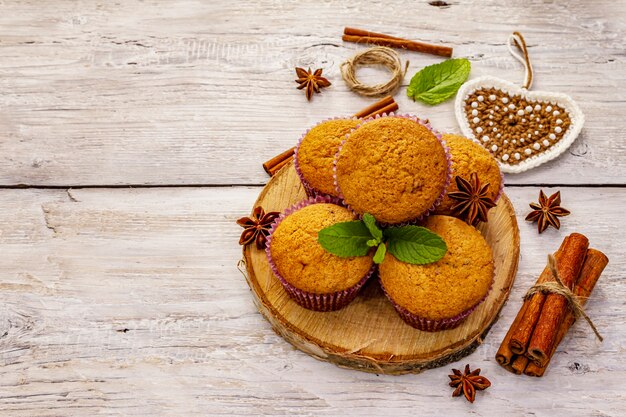 Magdalenas caseras con anís estrellado de canela y menta fresca