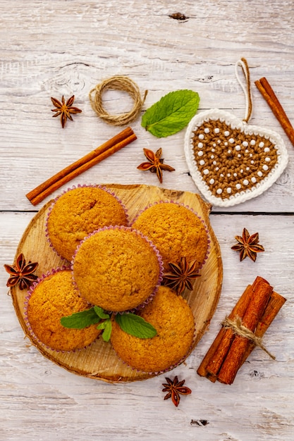 Magdalenas caseras con anís estrellado de canela y menta fresca