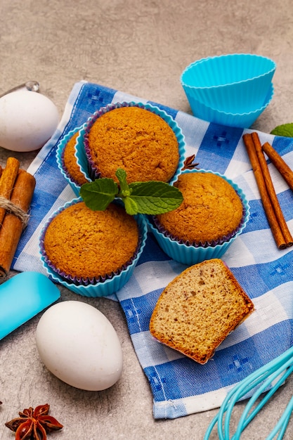 Magdalenas caseras con anís estrellado de canela y menta fresca