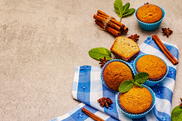 Magdalenas caseras con anís estrellado de canela y menta fresca