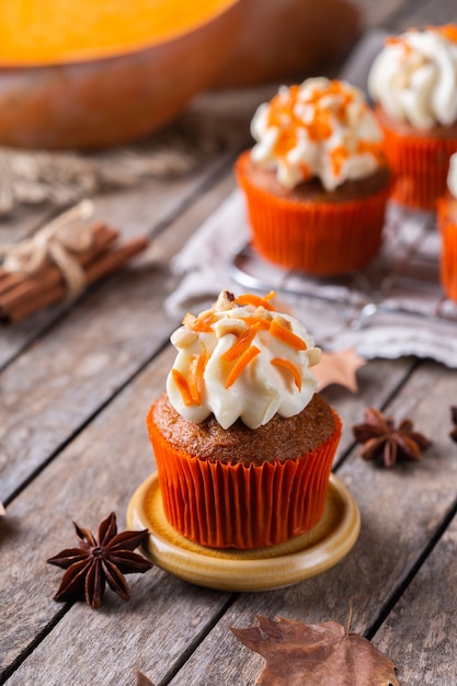 Magdalenas caseras de calabaza de otoño o muffins con nueces y especias