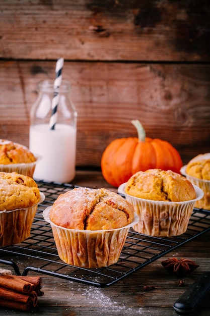 Magdalenas caseras de calabaza de otoño sobre fondo de madera