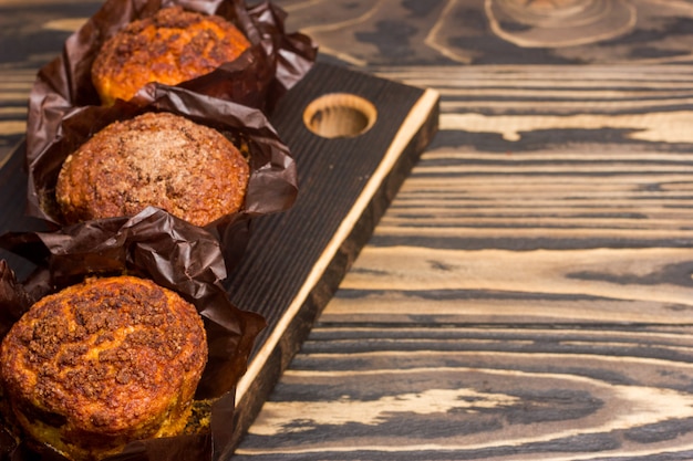 Foto magdalenas caseras deliciosas en primer plano de la mesa de madera