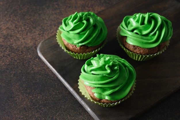 Magdalenas caseras del Día de San Patricio con crema batida verde