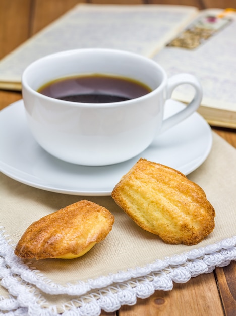 Magdalenas caseras con una taza de café