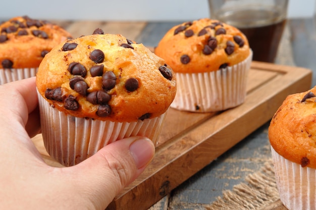 Magdalenas con chispas de chocolate sobre fondo gris