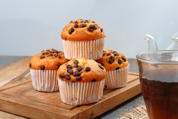 Magdalenas con chispas de chocolate sobre fondo gris