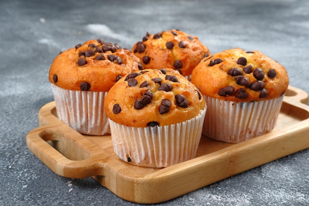 Magdalenas con chispas de chocolate sobre fondo gris