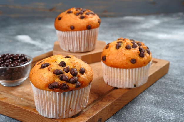 Magdalenas con chispas de chocolate sobre fondo gris