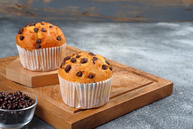 Magdalenas con chispas de chocolate sobre fondo gris