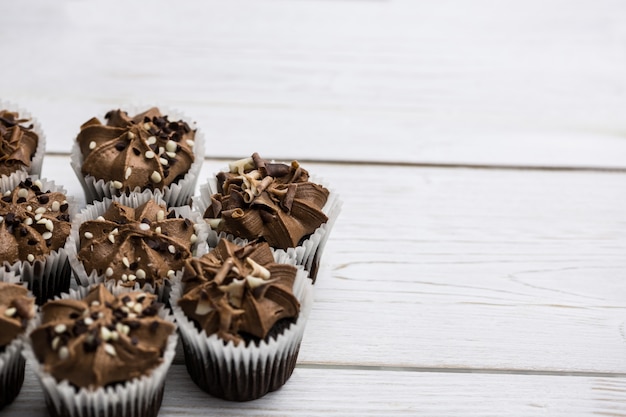 Magdalenas de chocolate en una mesa