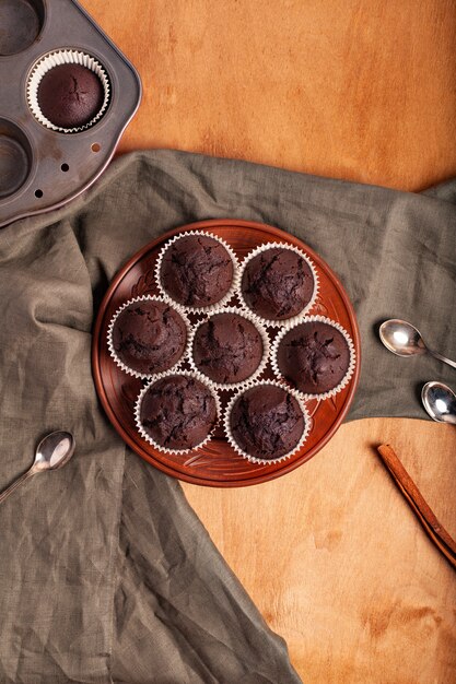 Magdalenas de chocolate en un plato sobre una mesa de madera