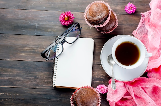 Magdalenas de chocolate y una taza de café