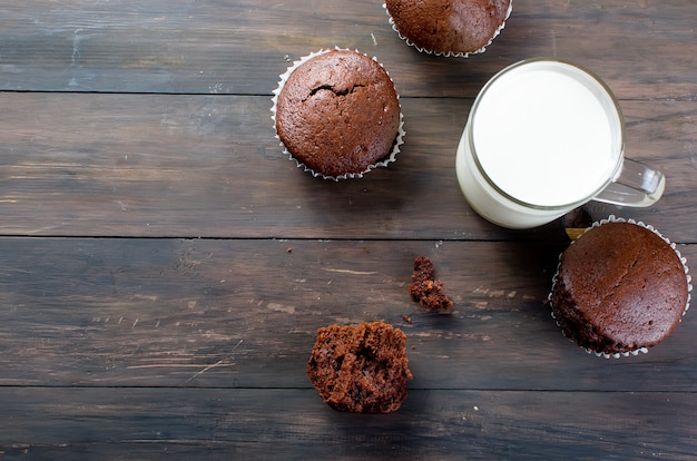 Magdalenas de chocolate y un vaso de leche.