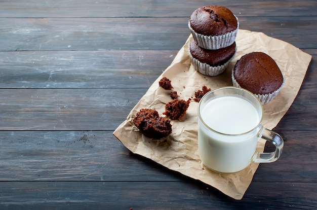 Magdalenas de chocolate y un vaso de leche.