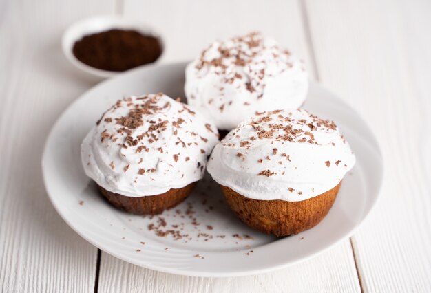 Magdalenas con crema blanca y chispas de chocolate