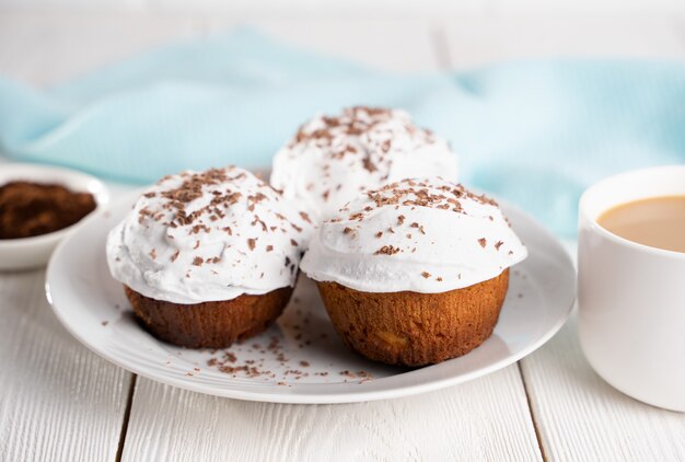 Magdalenas con crema blanca y chispas de chocolate