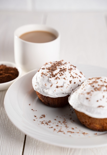 Magdalenas con crema blanca y chispas de chocolate