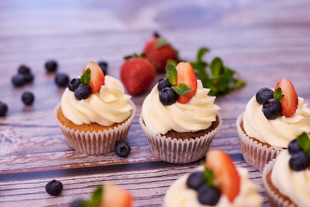 Magdalenas con fresas y arándanos.